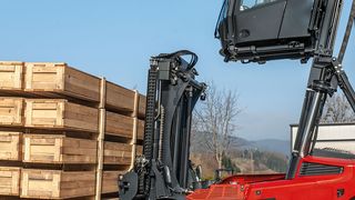 Auf maximal 5,5 m Höhe lässt sich die optionale Hubkabine in zehn Sekunden emporheben. (Bild: Linde-MH)