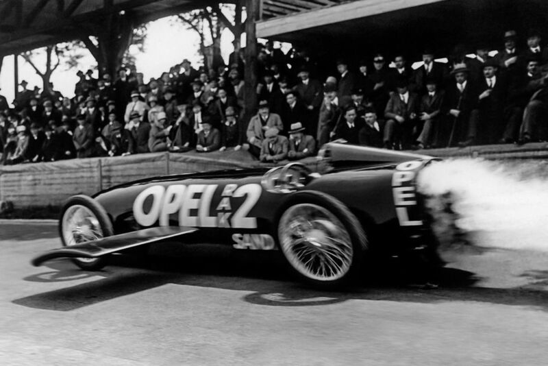 Der Opel RAK 2 nimmt die Stromlinienform von Grand-Prix-Rennwagen der späten 30er Jahre bereits 1928 vorweg. (Opel)