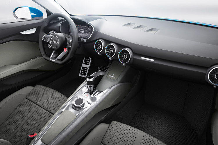 Innen sind die Anlehnungen an das künftige TT-Cockpit deutlich. So zum Beispiel der 12,3 Zoll große Bildschirm hinter dem Lenkrad, der digital sowohl Tachometer und Drehzahlmesser als auch Navikarten anzeigt. Die Bedienung der Klimaanlage befindet sich direkt an den runden Luftdüsen. (Foto: Audi)