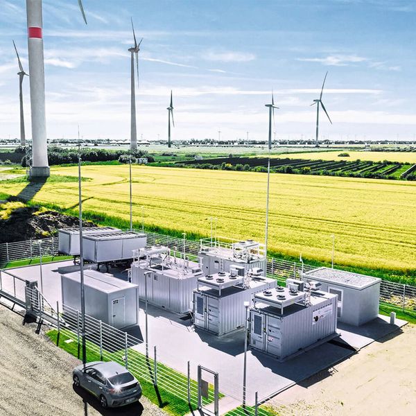 Wasserstoff ist noch Science Fiction? Schon heute zeigen Projekte aus der Praxis, wie sich durch das Zusammenspiel von Bürgerwind- und Solarparks mit der Erzeugung von grünem Wasserstoff eine erfolgreiche Sektorenkopplung umsetzen lässt (Bild: H-TEC Systems)