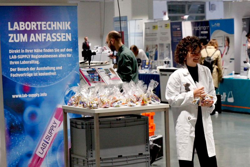 Es warten auch einige „Naschtüten“ darauf, an die Besucher verteilt zu werden.   Mehr Infos zu den kommenden LAB-SUPPLY-Messen finden Sie auf www.lab-supply.info.  (LABORPRAXIS, C. Lüttmann)