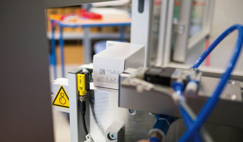 This photoelectric sensor at the reject  area of the PALC unit is used to verify the rejection. (Photo: Turck)