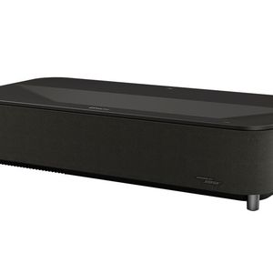 Der Epson EH-LS970 – hier in schwarzem Outfit – bietet eine KI-gestützte Bildoptimierung und Google TV mit Zugang zu Streaming-Diensten wie Netflix. Die Einrichtung des Geräts erfolgt über eine Smartphone-App. (Bild: Epson)