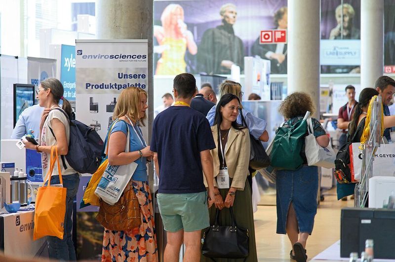 Profi-Tipp: Ab der Mittagszeit wird es in der Ausstellung meist ruhiger. Ein idealer Zeitpunkt, um dort besonders entspannt zwischen den Ständen zu schlendern.   Mehr Infos zu den kommenden LAB-SUPPLY-Messen finden Sie auf www.lab-supply.info (Bild: Stefan Stark)