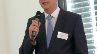 René Gravendyk, Vorsitzender des Berufsbildungsausschusses, führte als Moderator durch die Veranstaltung. (Büttner/»kfz-betrieb«)