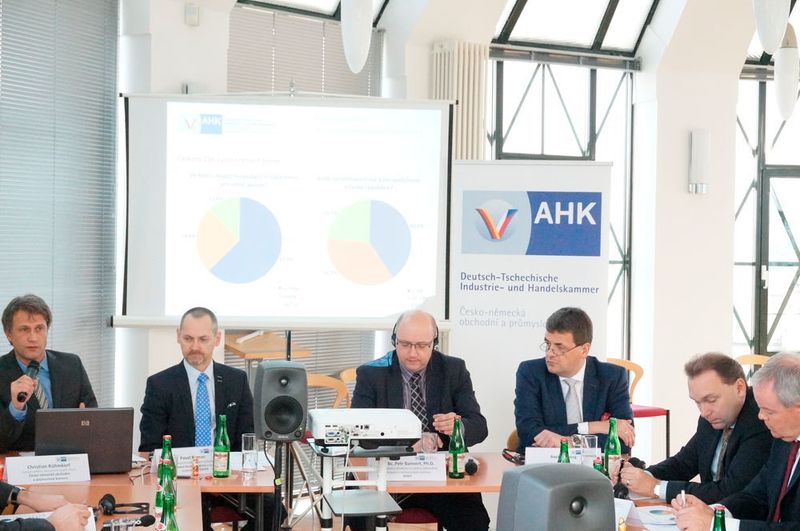 Pressekonferenz zur Vorstellung der Umfrage (von links): Christian Rühmkorf (DTIHK), Pavel Roman (Vizepräsident der DTIHK, Robert Bosch odbytová s.r.o.), Petr Bannert (MŠMT), Axel Limberg (DTIHK-Präsident), Uwe Hengstermann (BORGERS CS, spol. s r.o.), Bernard Bauer (DTIHK-Geschäftsführer). (Christoph Lauer)