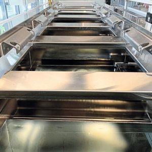 Herkömmliches Passivierungs-Tauchbecken als Teil einer linearen Anlage. 