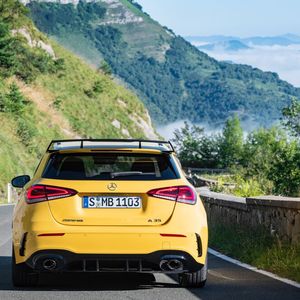 Beim A 35 setzt Mercedes auf ovale Auspuffendrohre, der Nachfolger des A 45 dürfte sich optisch durch zwei Doppelrohre vom „kleineren“ Bruder abheben. (Bild:  Mercedes-Benz)