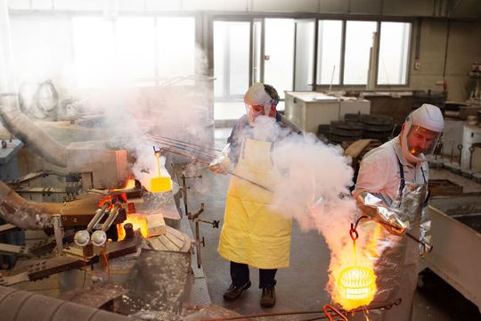 Hardened in a salt bath: At BASS GmbH in Niederstetten, the high-precision internal threading tool undergoes heat treatment in special melts. A process that enables uniform, high-strength material conditions and thus ensures the exceptional service life of the tools.(Image: BASS GmbH)