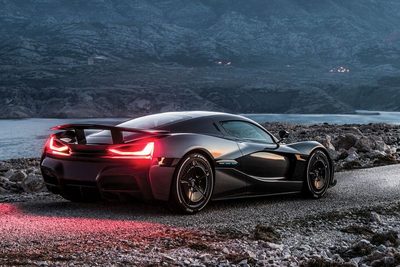 Heckspoiler und die Form der Bremslichter machen klar, dass es sich um ein Fahrzeug mit ordenlich Power handelt. (Bild: Rimac)