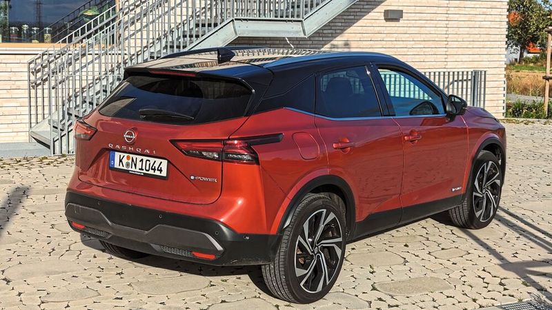 Hinten gibt sich der SUV wieder modern. Für sein Geld erhält man aber einen grundsoliden Wagen ohne Starallüren. (Bild: Dominsky – VCG)