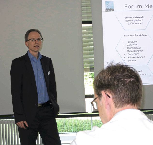 Dr. Matthias Schier Geschäftsführer Forum Medtech Pharma erklärt das Motto des Branchentreffs: „Netzwerke sind die Unternehmensform der Zukunft.“ (Reinhardt / Devicemed)