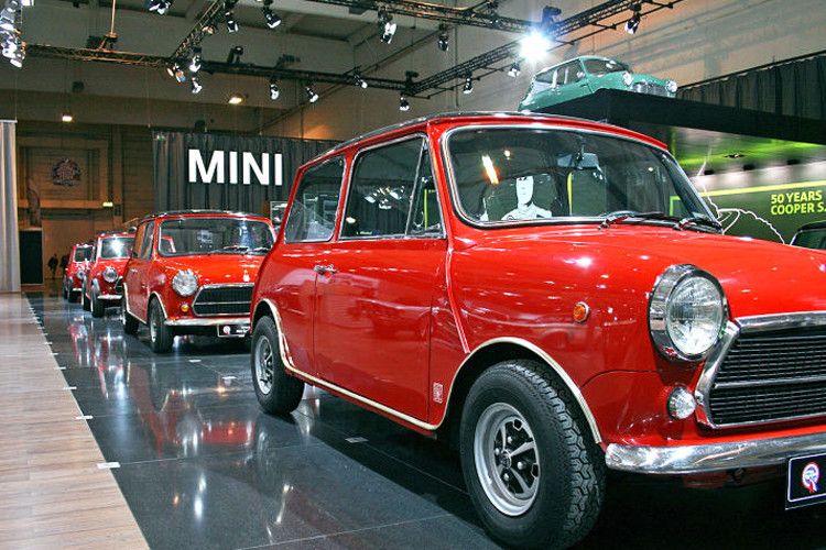 Knallrote Zwergenparade zum 50. Geburtstag des Mini Cooper S. (Foto: Techno Classica)