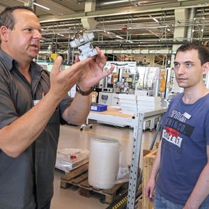 Unter der Anleitung von Thomas Weimann (li.), Leiter des Sondermaschinenbaus bei H&B, konzipierte, konstruierte und montierte Dennis Baral als erstes großes Projekt nach seinem Mechatronikstudium diese Sonderspritzgießmaschine.(Bild:  Ortlieb)