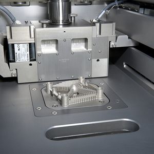 Die generative Strahlschmelzanlage SLM 500 HL in Aktion.