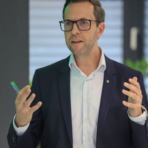 CEO Christoph Knogler: „Keba hat erneut gezeigt, dass Breite, Technologiekompetenz und Kundennähe eine starke Basis für Stabilität und Wachstum sind. Gleichzeitig entwickeln wir uns konsequent weiter: Mit Keba Digital verbinden wir unsere industrielle Erfahrung mit moderner KI- und Softwarekompetenz.“(Bild:  GregorHartl.at)