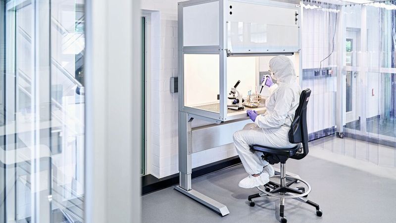 Afin d'assurer la fonctionnalité des produits médicaux, il faut les préserver de toute contamination par des particules, des germes ou la poussière. Des solutions spécifiques pour salle blanche réduisent le risque de pollution à un minimum. (Source : item)