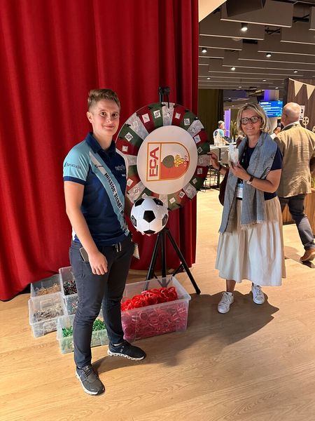 (l.) Katharina Herch (netz16) ist gespannt, welchen Preis Stephanie Steen (IT-BUSINESS) gleich erspielen wird? (Bild: Vogel IT-Medien GmbH)