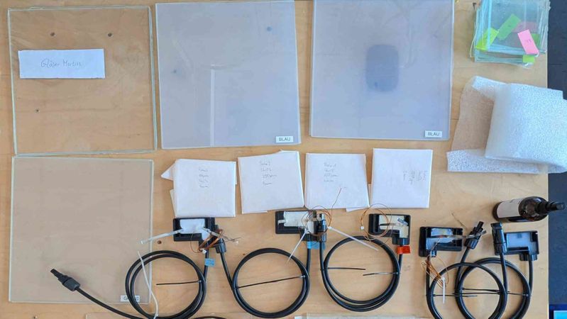 Im Projekt "Greensolarmodules" erarbeitete ein Team der TH Köln Lösungen für energieeffizientere, umweltfreundlichere Materialien sowie ein reparierbares Anschlussdosendesign von Solarmodulen. (Bild:  Daniel Schäfer, TH Köln)
