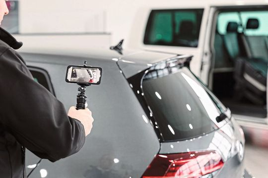Rundgang ums Auto mit dem Smartphone: Verkäufer sollten im Video das präsentieren, was sie dem Kunden auch im Showroom zeigen würden.(Bild:  Robert Fyfe/Citnow)