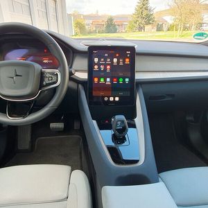 3. Der Innenraum: Das Interieur des aktuellen Polestar 2 ist rundum gelungen. Klassische Bedienelemente finden sich so gut wie nicht mehr, lediglich der modern anmutende Schalthebel, zwei sicherheitsrelevante Tasten und ein praktischer, großer Drehknopf für die Audio-Lautstärke sind geblieben.(Bild:  Mauritz – VCG)