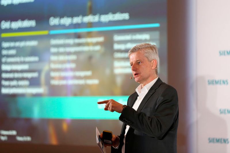 Reibungslose Produktionsabläufe und kontinuierliche Prozesse sind ohne jederzeit verfügbare Energie nicht denkbar. Daher setzt Siemens auf ein optimales Energiemanagement: „Hierzu gehört auch der intelligente Umgang mit der steigenden Menge an Daten, die bereits heute in der Energieverteilung zur Verfügung stehen“, meint Ralf Christian, CEO der Division Energy Management. „Mit digitalen Applikationen bieten wir unseren Kunden smarte Analysetools für einen effizienteren Betrieb“. (Bild: Siemens)