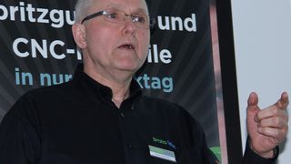 Thomas Langensiepen, Country Manager für den deutschsprachigen Raum bei Proto Labs, begrüßt die Teilnehmer zum ersten Kunststoff-Konstruktion-Sysmposium. (Michel)