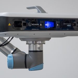 Wie andere Streifenlichtscanner aus dem Hexagon-Sortiment kann der VR800 mit einem Drehtisch oder einer Dreh-Kipp-Einheit gekoppelt werden, um halbautomatische Messabläufe zu ermöglichen. Der VR800 ist auch für die Integration in vollautomatische Inspektionssysteme auf Roboter- oder Cobot-Basis geeignet.(Bild: Hexagon)