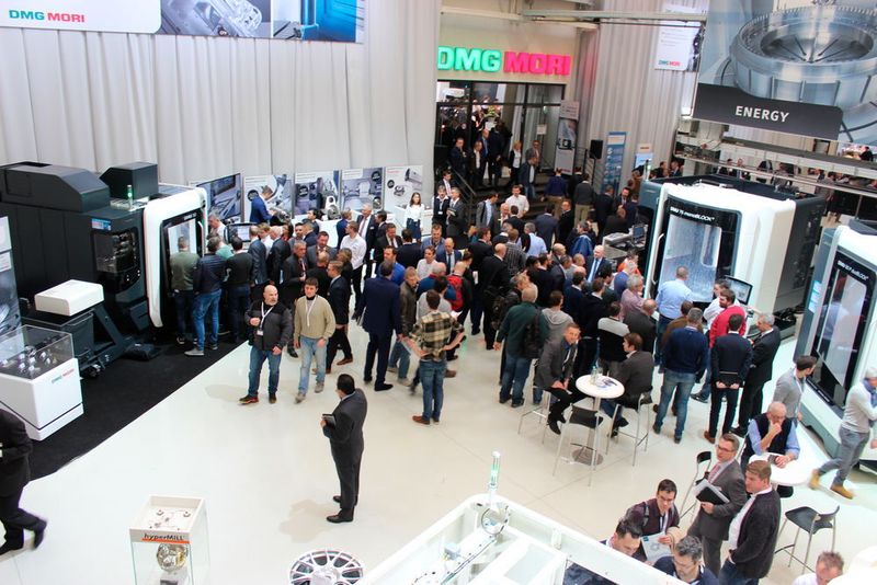Wie jedes Jahr herrscht gute Stimmung unter den Gästen der traditionellen Hausausstellung von DMG Mori in Pfronten. (Sonnenberg)
