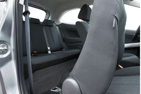 Die bequemen Sitze bieten zwar Fahrer und Beifahrer genügend Platz, im Fond ist es jedoch um die Kniefreiheit nicht allzu gut bestellt. Bei vier Erwachsenen an Bord kann es mitunter ein bisschen beengt sein. (Archiv: Vogel Business Media)