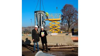 Dr. Stephan Mey, Geschäftsführer von Sülzle Kopf SynGas (l.), und Bert Flöck, Baudezernent der Stadt Koblenz, waren beim Montagebeginn der SynGas-Anlage im Dezember 2016 vor Ort dabei. (Sülzle)