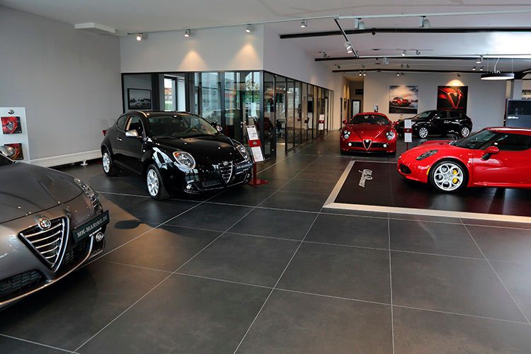 Schieferschwarze Fliesen – ein mal ein Meter – liegen in beiden Markenbereichen. (Foto: FCA)