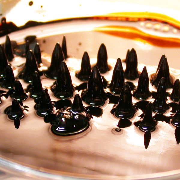Dispersions of nanao-scale Ferrit particles form a characteristic pattern in a magnetic field. They can be gathered with new microwave technologies. (Picture: Sustech)