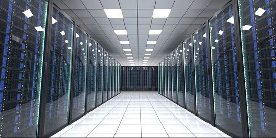 Blick in ein modernes Rechenzentrum. Der Bau solcher Anlagen boomt derzeit wegen des digitalen Wandels und der zunehmenden Nutzung von künstlicher Intelligenz. Leider fressen sie Strom und brauchen viel Wasser. Ein Umfrage zeigt, wie Deutschland zu Neubauten steht ...(Bild:  Buggaggio)