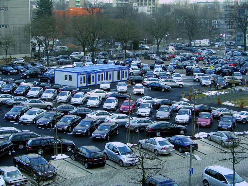 Auf dem Außengelände findet sich ständig eine große Auswahl ein Jung- und Gebrauchtwagen. (Archiv: Vogel Business Media)