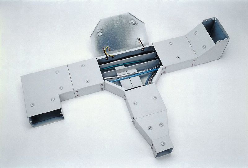 Dank weniger Systemteile und multifunktionalem Schnellverbinder ist der Variox-Kabelkanal für alle Standard-Kabelinstallationen geeignet. (Pflitsch)