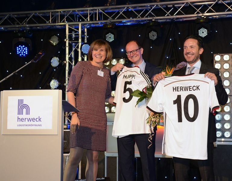 ... überreichte Trikots der deutschen Fußball-Nationalmannschaft an die Herweck-Vorstände Dieter Philippi und Jörg Herweck. (Herweck)