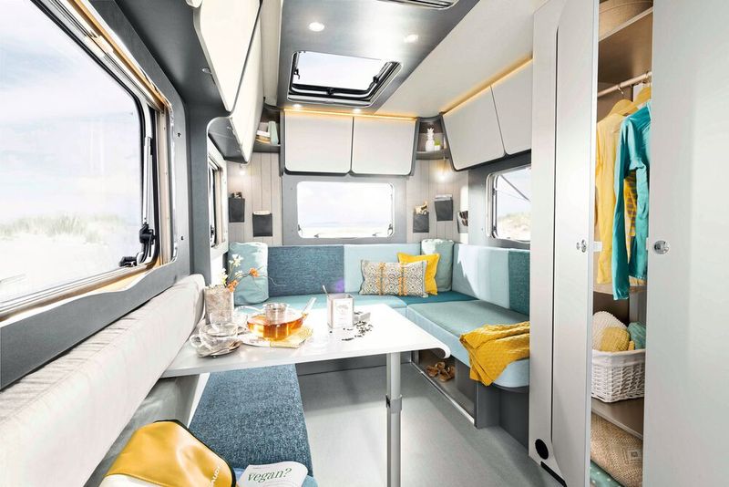 Der dank neuer Materialien nur noch 733 Kilogramm schwere Wohnanhänger ist auch im Innenraum völlig anders, in einem luftigen Loft-Stil mit hellem und freundlichem Interieur. (Bild: Dethleffs)