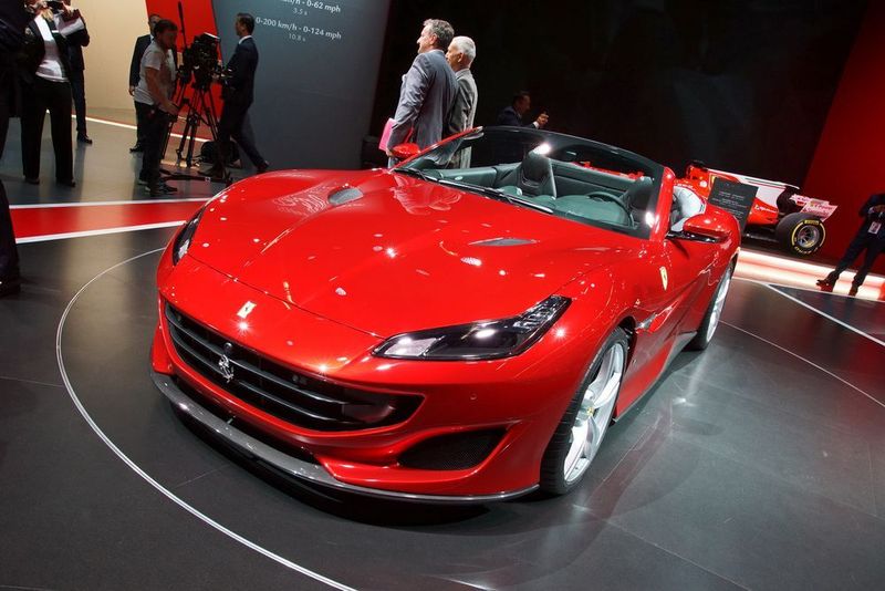 Die einzig wahre Farbe für einen Ferrari ist für viele Betrachter einfach Rot. Entsprechend präsentieren die Italiener ihren neuen Portofino. (sp-x / Knödler)