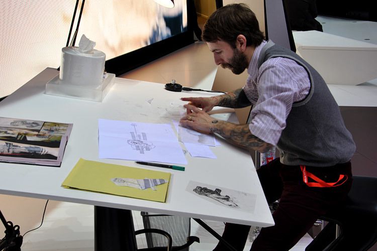 Dieser Mann arbeitete an Auto-Tatoos. (Foto: Wehner)