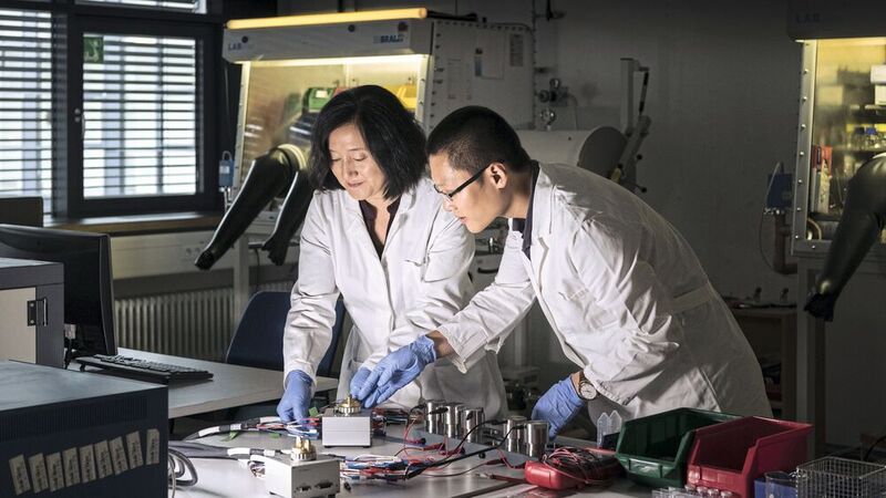 Zhirong Zhao-Karger (links) forscht im Projekt CaSino an der Verbesserung eines Elektrolyten für Calcium-Schwefel-Batterien. 