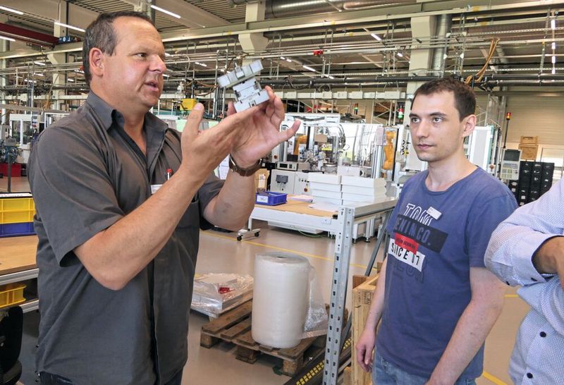 Unter der Anleitung von Thomas Weimann (li.), Leiter des Sondermaschinenbaus bei H&B, konzipierte, konstruierte und montierte Dennis Baral als erstes großes Projekt nach seinem Mechatronikstudium diese Sonderspritzgießmaschine. (Bild: Ortlieb)