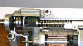 Die hydraulische Servolenkung erleichtert seit Jahrzehnten das Lenken im Stand, beim Rangieren und bei geringem Tempo. Doch ihre Tage scheinen, denn die elektromechanische Lenkung verbraucht weniger Energie und ist darüber hinaus umweltfreundlicher. (Foto: Wolfgang Pester)