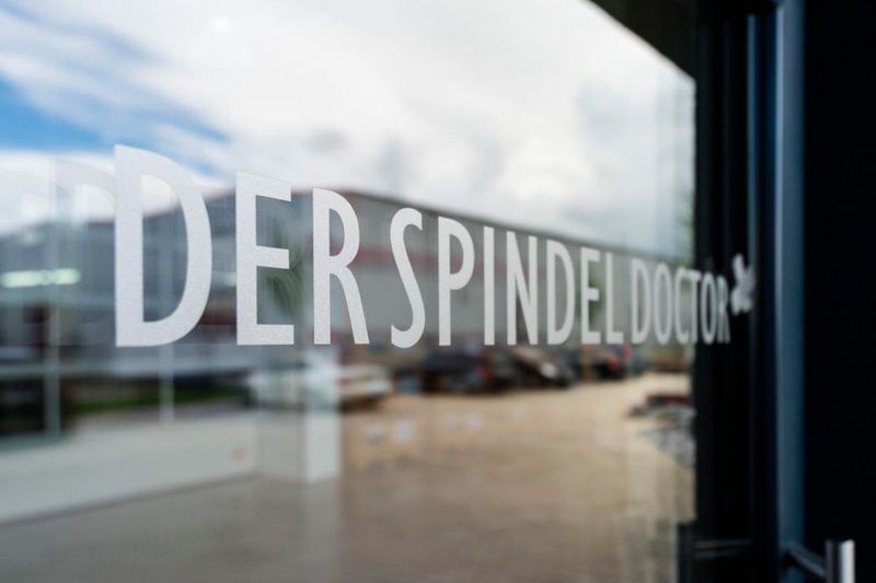 Seit 2007 repariert das Unternehmen unter dem Namen „Spindeldoctor“ herstellerunabhängig Spindeln für Werkzeugmaschinen. (Spindeldoctor)