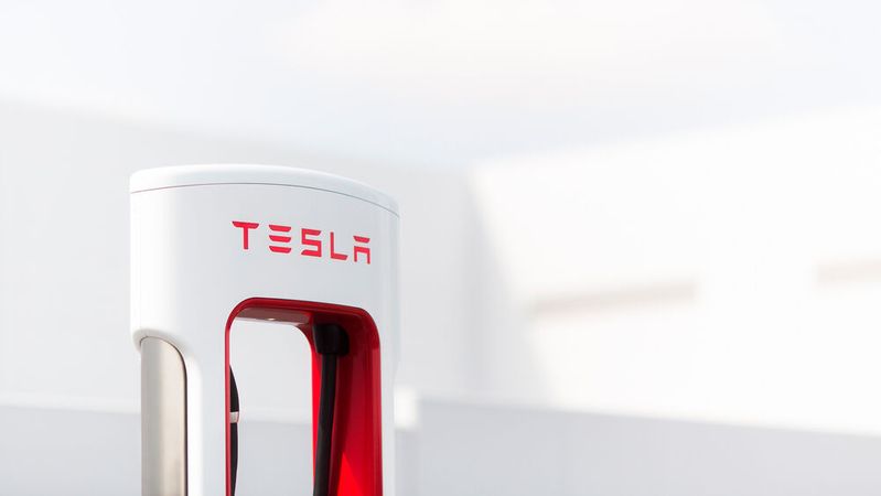 Tesla öffnet erste Supercharger-Ladesäulen auch für markenfremde E-Auto-Fahrer. Tesla öffnet erste Supercharger-Ladesäulen auch für markenfremde E-Auto-Fahrer.
