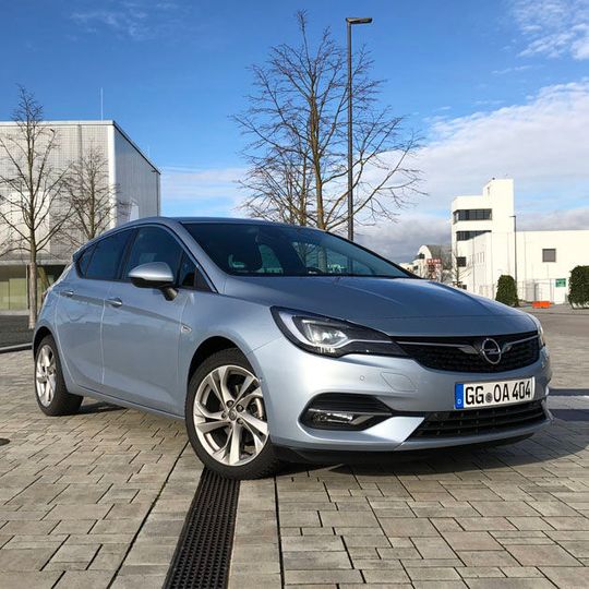 Die Rüsselsheimer haben ihrem Vertreter aus der Kompaktklasse Astra ein Facelift verpasst.(Bild:  Seyerlein/»kfz-betrieb«)