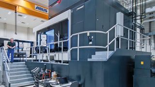 Um die Unterteile von Bogendruckmaschinen im Werk Würzburg mit einem hochfeinen Finish zu versehen, schaffte KBA 2015 ein Dixi-270-Bearbeitungszentrum des Schweizer Herstellers DMG Mori an. (Nerling Systemräume)