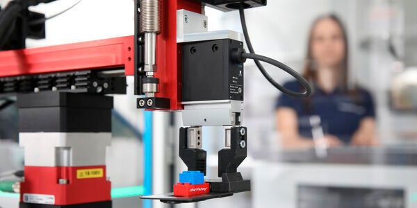 Für die smarte Fabrik braucht es eine drahtlose Vernetzung ohne Latenzen – wie 5G.(Bild:  Smartfactory KL)