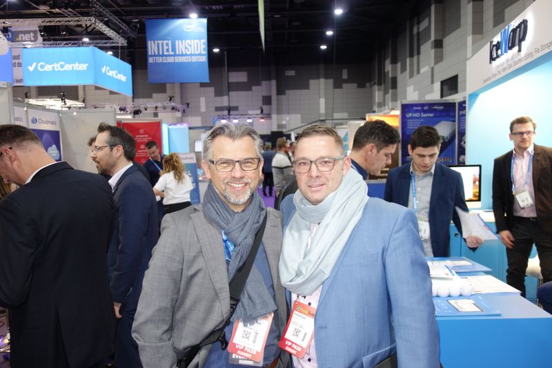 Dem (l.) Uwe Hanreich, TUXGUARD, und Sebastian Bürkle, Sogeti, ist es wohl etwas zu cloudy? (Bild: IT-BUSINESS)