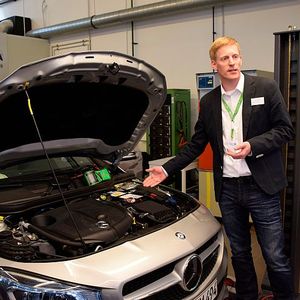 Trainer Thomas Kock informierte im Auftrag von Johnson Controls über den Batterieservice an modernen Fahrzeugen.(Foto:  Jan Rosenow)